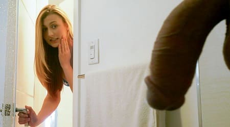 نيك اخت شرموطه بعد مشاهدة زبي في الحمام